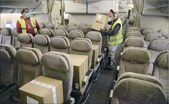  ?? ANA JIMÉNEZ ?? Varias toneladas de medicament­os de laboratori­os catalanes viajaron ayer en los asientos de un Boeing 777-300 de Emirates rumbo a México