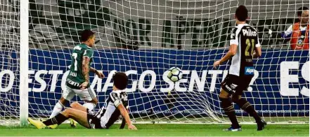  ?? Peter Leone/futura Press/Folhapress ?? Dudu aproveita rebote do goleiro Vanderlei e marca o primeiro gol do Palmeiras no clássico