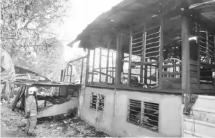 ?? — Gambar Bernama ?? RANAP: Sebuah rumah dua tingkat turut musnah dalam kejadian kebakaran di Kampung Sungai Gelugor, Taman Petani Jaya dekat Sungai Petani, semalam.