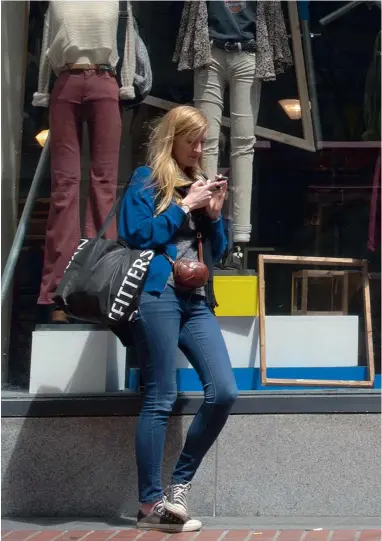  ?? PICTURE: BLOOMBERG ?? JEAN GENIE: Skinny jeans continues to stand tall even though other styles are making a comeback.