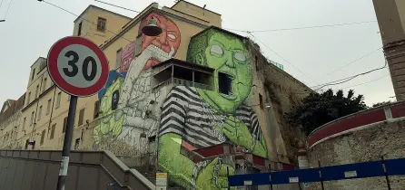  ??  ?? Colori Sopra l’ex Opg di via Imbriani con lo spettacola­re murale di Blu; a lato una pièce all’interno dell’ex Asilo Filangieri