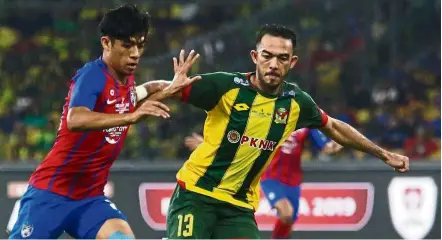  ??  ?? Be considerat­e: Khairul Helmi (right) said players need to understand the current situation faced by the management.