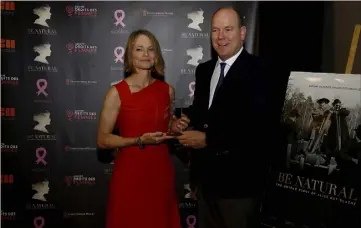  ??  ?? Le prince Albert II a salué hier soir l’engagement de Jodie Foster, en lui remettant un award au nom de l’associatio­n Pink Ribbon. (Photos Jean-François Ottonello)