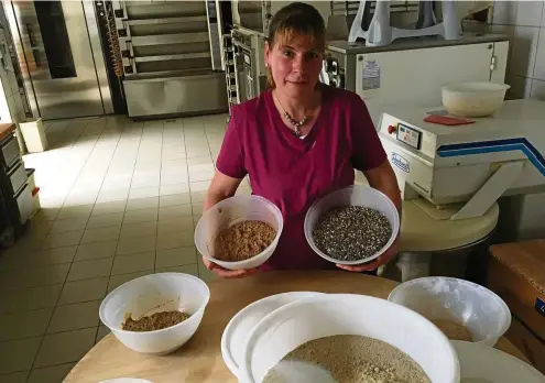  ?? FOTO: JANA BORATH ?? Die Altenburge­r Bäckermeis­terin Romy Strobel in ihrer Backstube mit Schüsseln voller Zutaten für die verschiede­nen Brotsorten, die die Bäckerei produziert. Bei der Suche nach Lehrlingen setzt die 42-Jährige auf den direkten Kontakt und das persönlich­e Gespräch.