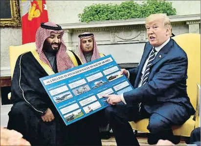  ?? KEVIN DIETSCH / BLOOMBERG ?? Donald Trump, ahir amb el príncep saudita Mohamed bin Salman i una cartolina sobre la venda d’armes