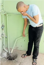  ?? Picture: FREDLIN ADRIAAN ?? DESPERATE TIMES: Conrad Jansen looks at the blocked drain at his home in Rosedale, Uitenhage