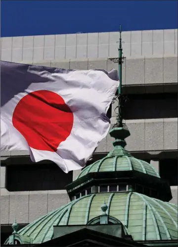  ?? Foto: Issei Kato/Reuters/Ritzau Scanpix ?? Markederne har ventet i årevis på et japansk pengepolit­isk kursskifte. Det har nu fundet sted og kan få yennen til at stige i kurs.