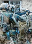  ?? Foto: Nietfeld, dpa ?? In den Fokus geraten: KSK-Elitesolda­ten beim Training.