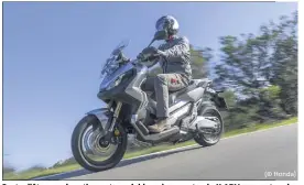  ?? (© Honda) ?? Faute d’être aussi pratique et maniable qu’un scooter, le X-ADV se montre plus original et facile à conduire qu’un gros trail de  cm.