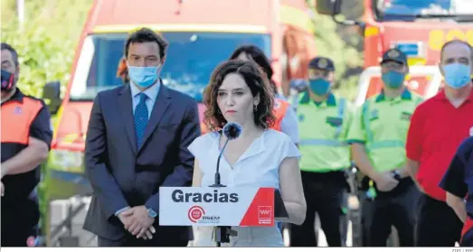  ?? ZIPI / EFE ?? La presidenta madrileña, Isabel Díaz Ayuso, durante una visita al Parque de Bomberos de San Martín de Valdeigles­ias para agradecer su trabajo.