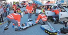  ?? FOTO: SIMON SCHNEIDER ?? Die Feuerwehr Wurmlingen probt für den Ernstfall. Einsatzkrä­fte retten in einem gestellten Szenario die Verletzten.