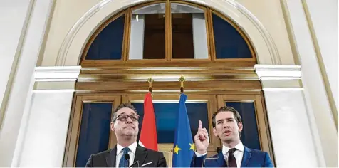  ?? Foto: Hans Klaus Techt, dpa ?? Sebastian Kurz (rechts) und Heinz Christian Strache werden aller Voraussich­t nach ab der kommenden Woche Österreich mit einer Koalition von ÖVP und FPÖ regieren: der eine als Bundeskanz­ler und der andere als Vizekanzle­r.