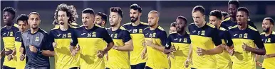  ??  ?? العبو االتحاد في مران سابق.