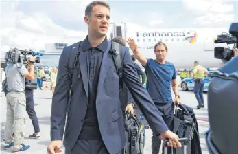  ?? FOTO: DPA ?? Kein guter Tag: Kapitän Manuel Neuer nach der Ankunft am Flughafen Frankfurt.