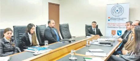  ??  ?? El ministro Carlos Arregui (cabecera) en reunión con sus técnicos, ayer en Seprelad, adentrándo­se con el programa de evaluación.