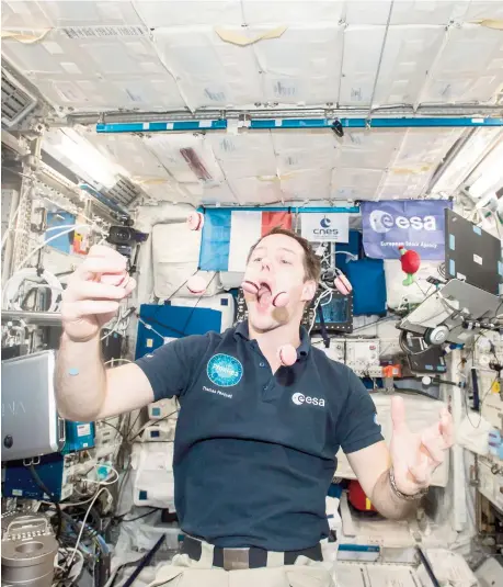  ??  ?? L’absence de gravité dans l’espace empêche les liquides du corps d’être attirés vers le bas, ce qui peut faire gonfler la tête et amincir les jambes. Dans la Station spatiale internatio­nale, l’astronaute français Thomas Pesquet tente de gober des...