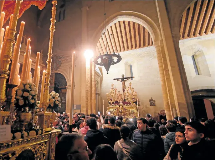  ?? // ÁLVARO CARMONA ?? El Cristo de la Misericord­ia y la Virgen de las Lágrimas, en el interior de San Pedro