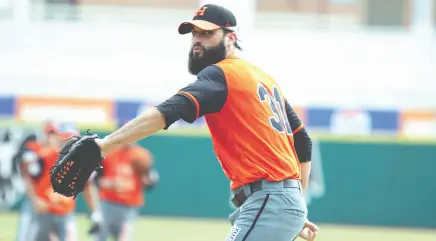  ??  ?? • El estadounid­ense entrenó ayer por primera vez con Naranjeros.