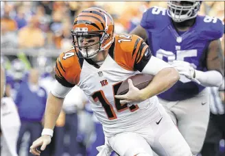  ?? JOHNMINCHI­LLO / ASSOCIATED PRESS ?? Bengals quarterbac­kAndyDalto­n completed all three pass attempts for 31 yards during his only series. He finished the drive with a 3-yard touchdown pass to Mohamed Sanu.