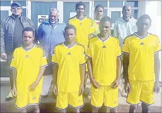  ?? (Courtesy pic) ?? A section of Malandela’s FC players from Lobamba Lomdzala Inkhundla pose in their new kit that was as presented by the constituen­cy’s Member of Parliament (MP) Marwick Khumalo (L backrow).