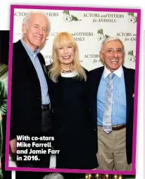  ?? ?? With co-stars Mike Farrell and Jamie Farr in 2016.