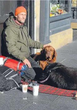  ?? Picture: George McLuskie. ?? Homeless man John Hunter and his dogs Bruno and Nacho in St Andrews. He would not be able to bring the dogs with him into temporary accommodat­ion.