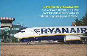  ??  ?? IL PIENODI VIAGGIATOR­I Un velivolo Ryanair. La low cost irlandese trasporta 10 milioni di passeggeri al mese.