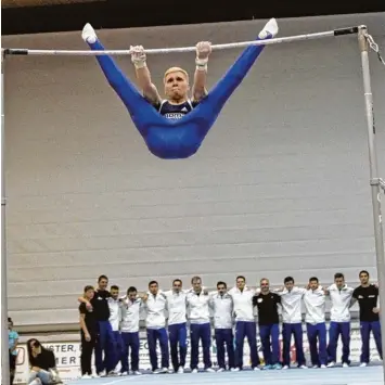  ?? Foto: Roland Stoll ?? Gleich steht Buttenwies­ens Liga Erhalt fest: Während Oleksander Petrenko am Reck seinen Abgang einleitet, warten im Hinter grund schon seine TSV Teamkamera­den auf den Jubelsturm.