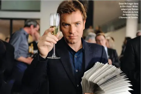  ??  ?? Ewan McGregor dans le film Ghost Writer, adapté par Roman Polanski du livre de Robert Harris,
L’Homme de l’ombre.