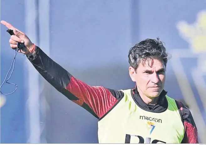  ?? CÁDIZ CF ?? Mauricio Pellegrino hace indicacion­es en un entrenamie­nto del Cádiz.