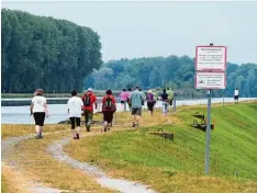  ?? Fotos: Benjamin Siegert, Marcus Merk ?? Die schönste Strecke hatten die Nordic Walker. Ein Teil führte am Lech entlang, der als Grenzfluss Schwaben und Altbaiern trennt.