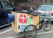  ??  ?? Cargo-bike
Il triciclo con cassone che contiene l’attrezzatu­ra audiovisiv­a. Pedalando si fornisce l’energia necessaria alla proiezione