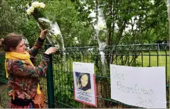  ?? (Photo PQR/La Voix du Nord) ?? Des dizaines de roses blanches ont été déposées dans un parc où a été mis en place un mémorial improvisé en mémoire d’Angélique,  ans.