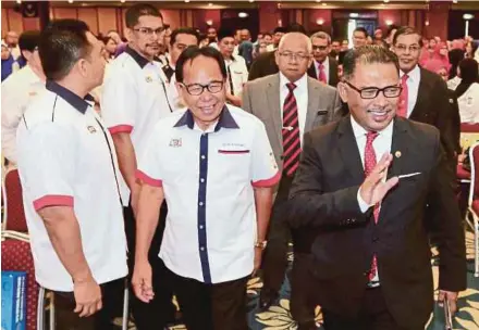  ?? PIC BY RASUL AZLI SAMAD NOOR ?? Melaka Chief Minister Datuk Seri Idris Haron (right) at the state government’s monthly assembly organised by Syarikat Air Melaka Bhd in Ayer Keroh yesterday.