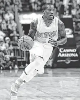  ?? ROB SCHUMACHER/AZCENTRAL SPORTS ?? The Suns’ Eric Bledsoe signed a five-year, $70 million contract after a protracted holdout. Now the tough, speedy guard is focused on the season ahead.