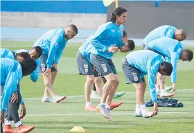  ??  ?? Edison Cavani, al centro, participó ayer en la práctica de Uruguay, horas después que su padre tuviera un accidente en el que murió una persona.