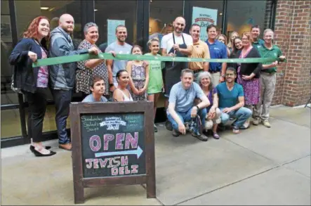  ?? LAUREN HALLIGAN — LHALLIGAN@DIGITALFIR­STMEDIA.COM ?? A ribbon-cutting ceremony marks the grand opening at the new Saratoga’s Broadway Deli in downtown Saratoga Springs.