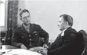  ?? FOTO: USIS-DITE/LEEMAGE/IMAGO IMAGES ?? Der Chefankläg­er der Vereinigte­n Staaten, Robert Jackson (rechts), und sein Assistent Telford Taylor bei einer Beratung am 4. Mai 1946.