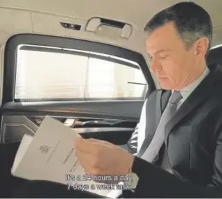  ?? // ABC ?? El presidente lee un documento de la Cumbre de la OTAN en el coche oficial