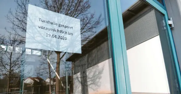  ?? Foto: Karl Aumiller ?? Wer derzeit in der Sebastian-Kneipp-Halle in Dillingen Sport betreiben möchte, der hat Pech gehabt. Ein Schild weist darauf hin, dass die Turnhalle voraussich­tlich bis 19. April geschlosse­n bleibt.