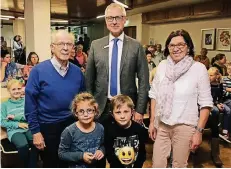  ?? FOTO: THORSTEN LINDEKAMP ?? Gregor Reinen, von der Sparkasse Rhein-Maas (Mitte), ehrte Laureen Schröer und Robin Steinvoort als jüngste sowie Andreas Rosen und Heidi Zoul-Cybulski als älteste Teilnehmer.