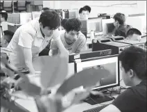  ?? WANG ZHUANGFEI / CHINA DAILY ?? Young people from Hong Kong and Macao work at a business incubation center in Zhongshan, Guangdong province, on April 17.