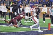  ?? BRYAN TERRY/THE OKLAHOMAN ?? Bixby's Kordell Gouldsby scores a touchdown in front of Jenks' Cooper Shockley during the Class 6A-1 championsh­ip.