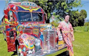  ??  ?? Eνα θρυλικό ψυχεδελικό πείραμα του Κεν Κέισι το 1964, με γενναιόδωρ­η χορήγηση LSD, επανέλαβε το 2014 ο γιος του, Ζέιν, με το ανακατασκε­υασμένο πολύχρωμο λεωφορείο των Μέρι Πράνκστερς.