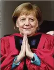  ??  ?? Mal nicht zur Raute, sondern zum Gebet legte Angela Merkel ihre Hände, als ihr die berühmte Harvard-Universitä­t (USA) im Mai die Ehrendokto­rwürde verlieh.