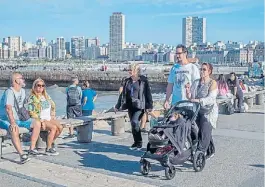  ?? LEANDRO GIANNONE ?? Playa. Los turistas disfrutaro­n ayer, con viento.