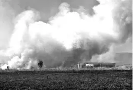  ??  ?? Se tuvo reportes de quemas de pastizales, que contribuye­n a la mala calidad del aire. Foto/marco Bedolla
