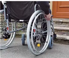  ?? FOTO: IMAGO ?? Selbst wenige Stufen wie diese sind für Rollstuhlf­ahrer einfach unüberwind­bare Hinderniss­e.