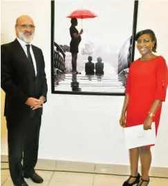  ??  ?? Spanish envoy, Alfonso Barnuevo with the winner of the competitio­n, Mariagoret­ti Eze