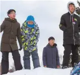  ?? JACQUES NADEAU LE DEVOIR ?? S’acclimater à la neige? Un défi pour ces ados venus du Chongqing, dans le sud de la Chine.